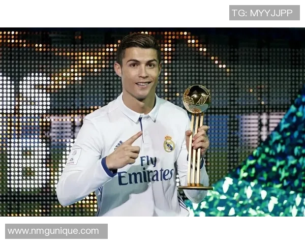 足球明星C罗球衣艺术创作展现足球激情与个人风格的完美结合