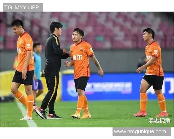 足球明星亲自送鞋子给球迷传递温暖与激情的感人瞬间 足球明星亲自送鞋子给球迷传递温暖与激情的感人瞬间