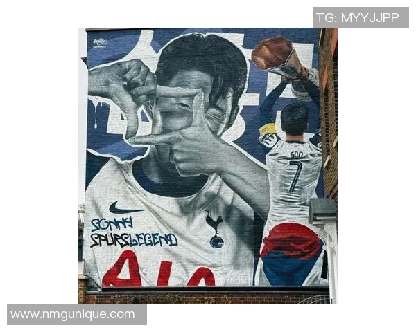 足球明星卡卡的传奇人生与壁画艺术的完美结合展现了足球的魅力与激情