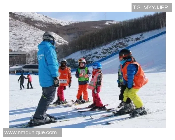 足球明星携手小朋友共度快乐时光一起训练展现梦想与激情